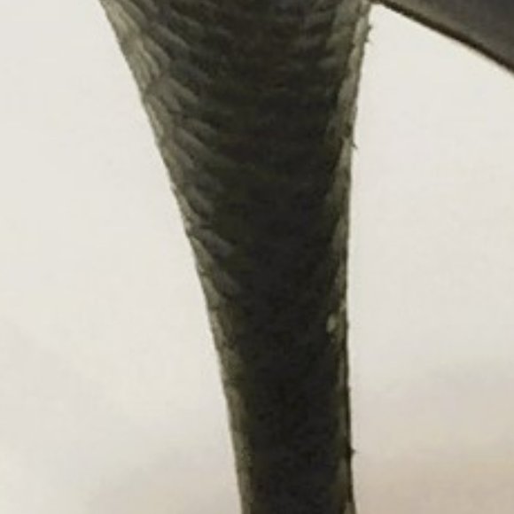 GUESS BLUE PATENT LEATHER PUMPS - Picture 4 of 4